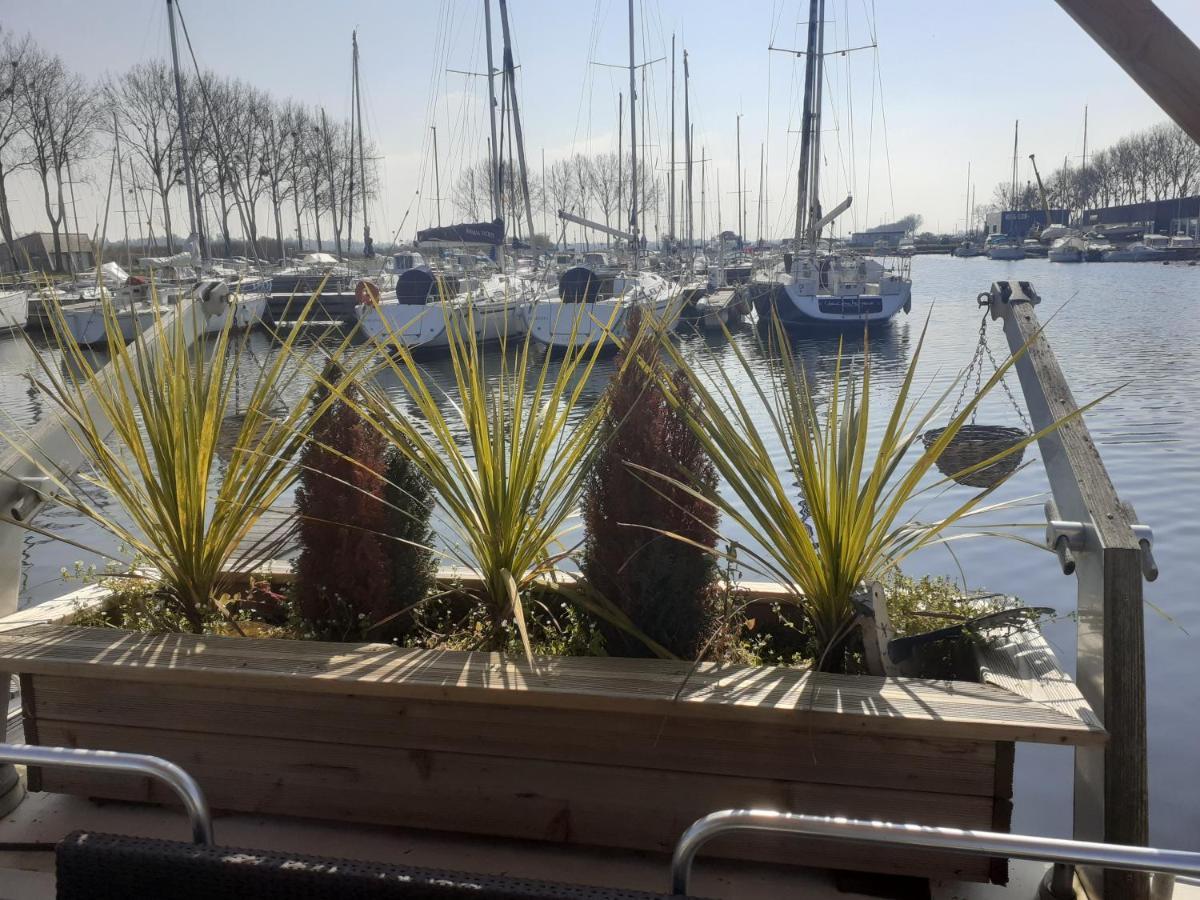 Magnifique Bateau Maison Hotel Ouistreham Exterior photo